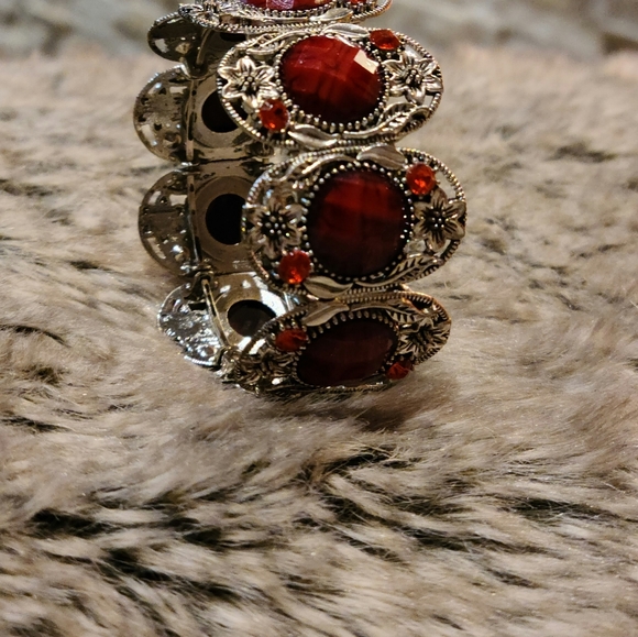 Jewellery - Boho Antique Silver Stretch Bangle red acrylic - Picture 5 of 6